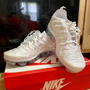 NIKE VAPORMAX PLUS PLATINUM
